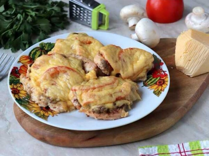 Куриная грудка, запечённая с грибами, помидорами и сыром